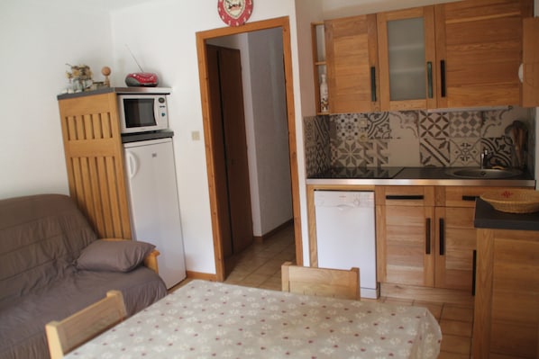 Departamento | Cocina privada | Refrigerador, microondas, horno y lavavajillas 