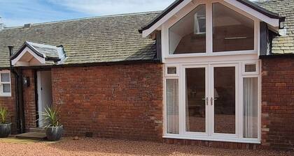 Stunning Cottage Self Catering at St Andrew's House Prestwick - Dog friendly!