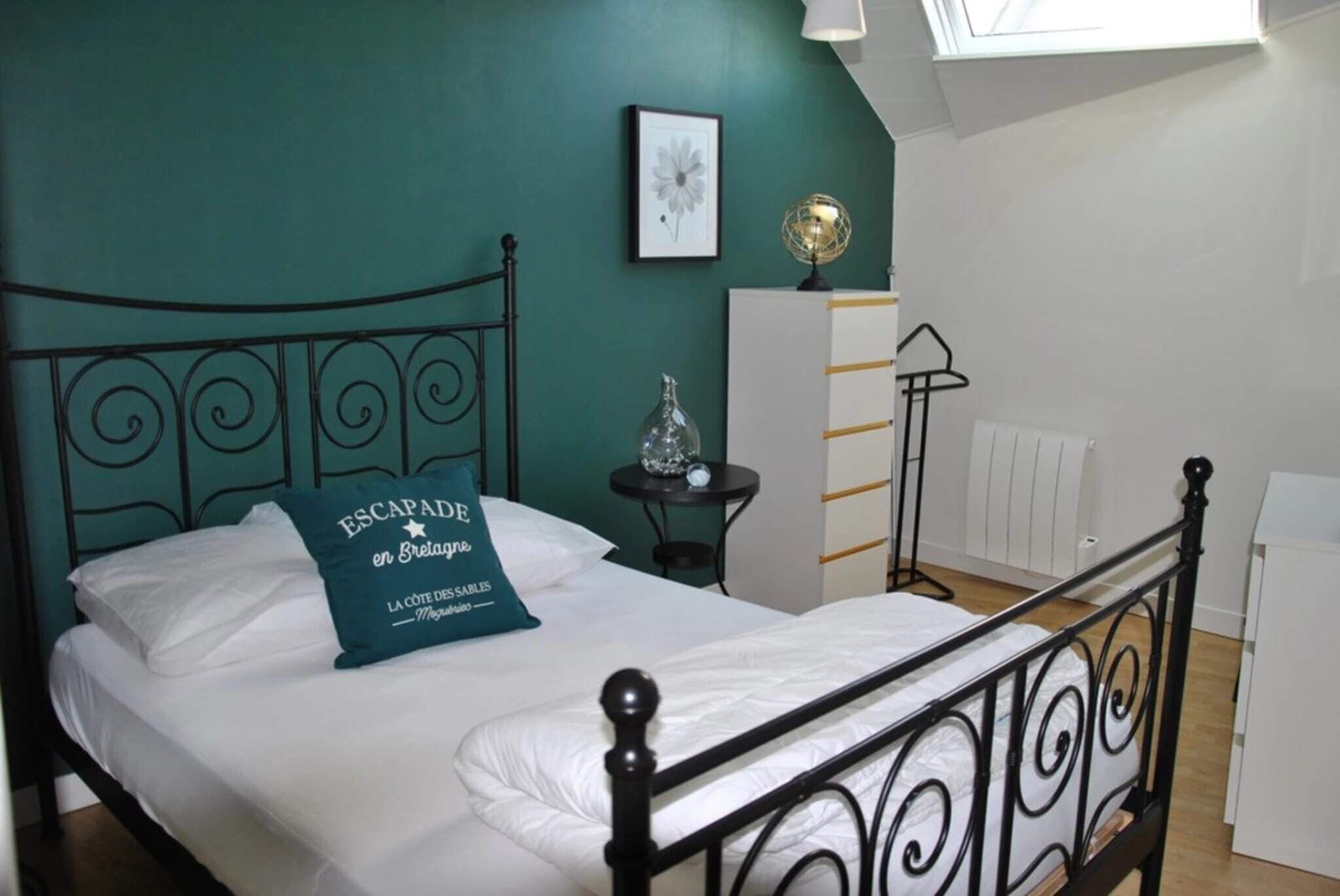 2 slaapkamers, een strijkplank/strijkijzer, reisbedje, gratis wifi