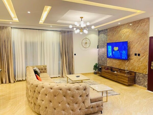 Apartamento econômico, sacada, vista para a cidade | Área de estar