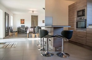 Kylskåp, mikrovågsugn, ugn och diskmaskin