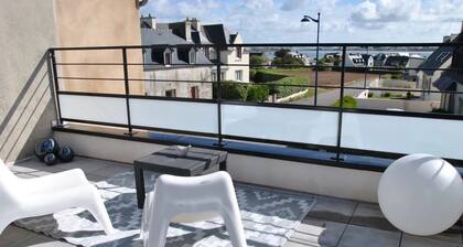 Heading for the lighthouse at Port de Moguériec