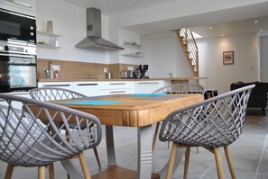 Fridge, oven, dishwasher - Heading for the lighthouse at Port de Moguériec (Sibiril)