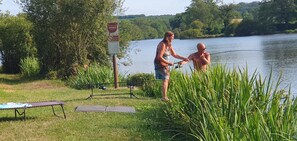 Property grounds - Single-storey gîte close to fishing lake. Pets welcome! (Saint-Aubin-le-Monial)