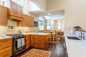 Fridge, oven, stovetop, dishwasher - Gore Creek Alpine Chalet (Vail)
