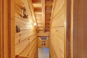 Interior - Cabin w/ Catch & Release Pond in Hueytown! (Bessemer)