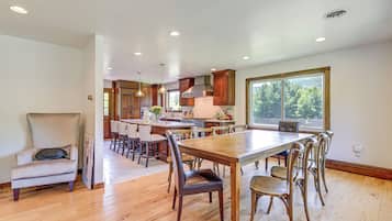 House (6 Bedrooms) | Interior