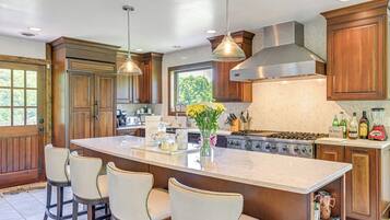 House (6 Bedrooms) | Interior