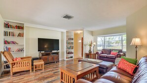 Unclassified image, 5 of 24, button - 6 Mi to Anna Maria Island: Modern Bradenton Home (Bradenton)
