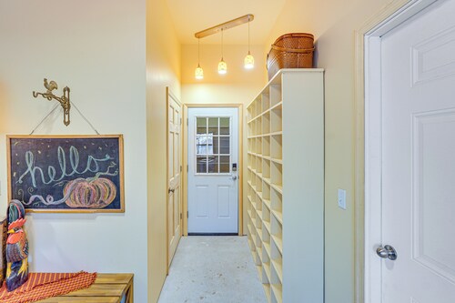 Near Historic Sites: Bright Hyde Park Guest Suite