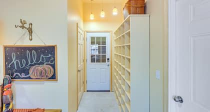 Near Historic Sites: Bright Hyde Park Guest Suite