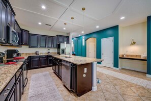 House (6 Bedrooms) | Interior