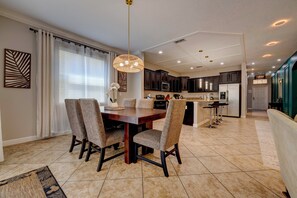 House (6 Bedrooms) | Interior