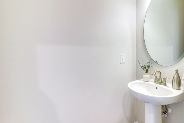 Interior - 7 Mi to Uptown: Townhouse w/ Patio in Charlotte! (Charlotte)