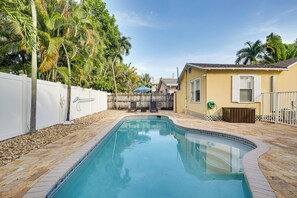 House (1 Bedroom) | Interior - Shared Pool & Backyard: Small & Cozy Guest House (Fort Lauderdale)