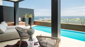 A modern balcony with a pool, wicker furniture, and a view of the city. - Top Urban Escape w Pool and Ocean View Villa Alexa (Cape Town)