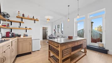 Microwave, oven, stovetop, coffee/tea maker