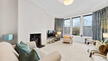 Smart TV, fireplace