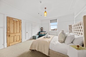 3 bedrooms, iron/ironing board, WiFi, bed sheets - Beautiful Harrogate Triplex Apartment (North Yorkshire)