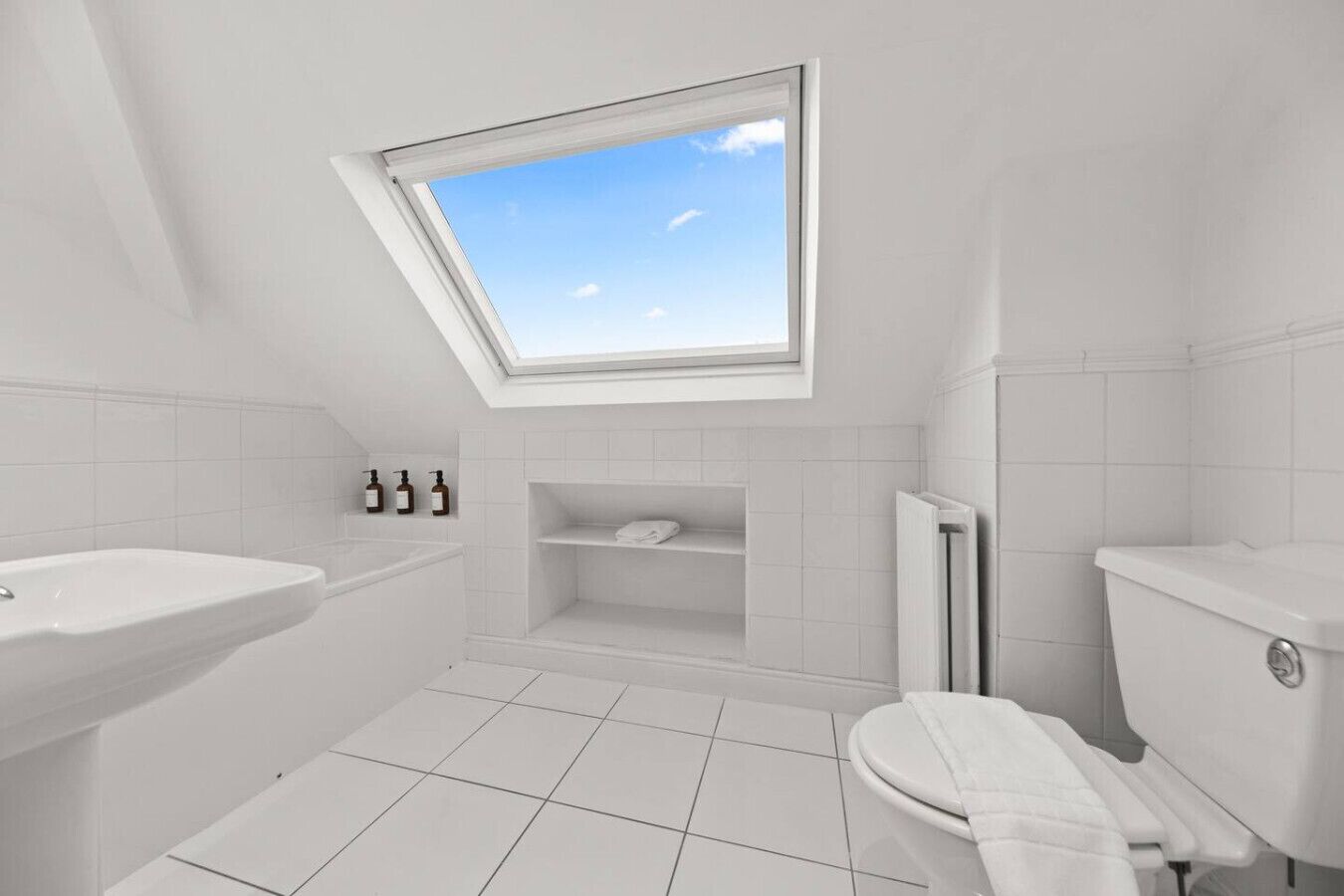 Sèche-cheveux, serviettes fournies