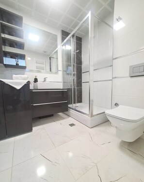 Deluxe-huoneisto, parveke, kaupunkinäköala | Kylpyhuone | Tohvelit