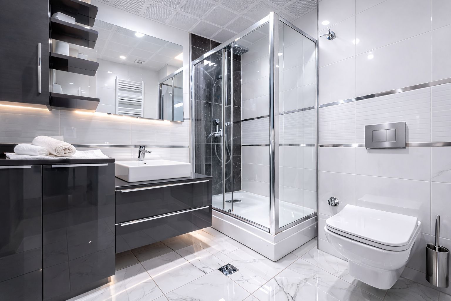 Deluxe appartement, balkon, uitzicht op stad | Badkamer | Pantoffels