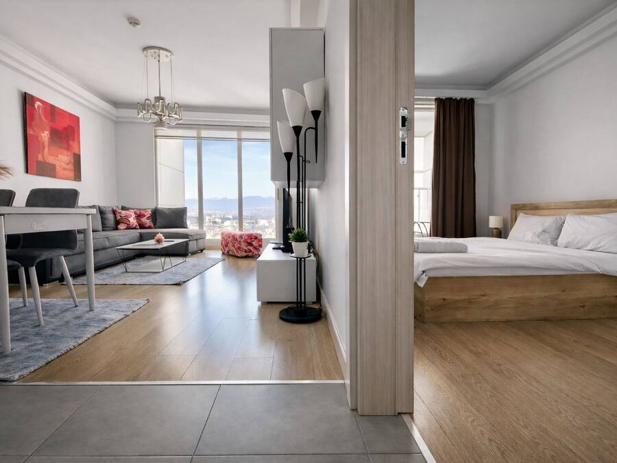 Apartamento Deluxe, balcón, vistas a la ciudad | 1 dormitorio, tabla de planchar con plancha, wifi gratis