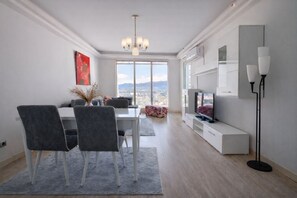 Departamento Deluxe, balcón, vista a la ciudad | 1 habitación, tabla de planchar con plancha y wifi gratis 