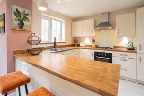 4 bedrooms - Host Stay The Luxe Nest (Newport Pagnell)