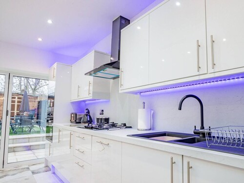 Host Stay Broadland House