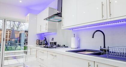 Host Stay Broadland House