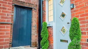 A brick house with a black door and a white door with decorative glass panels. - Host Stay Broadland House (Southampton)