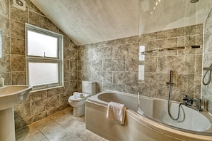 A bathroom with a bathtub, a toilet, and a sink. - Host Stay Southfield Residence (Worcester)
