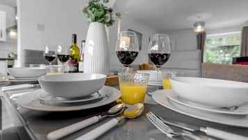 3 bedrooms, desk, Internet