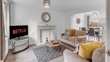 3 bedrooms, desk, Internet