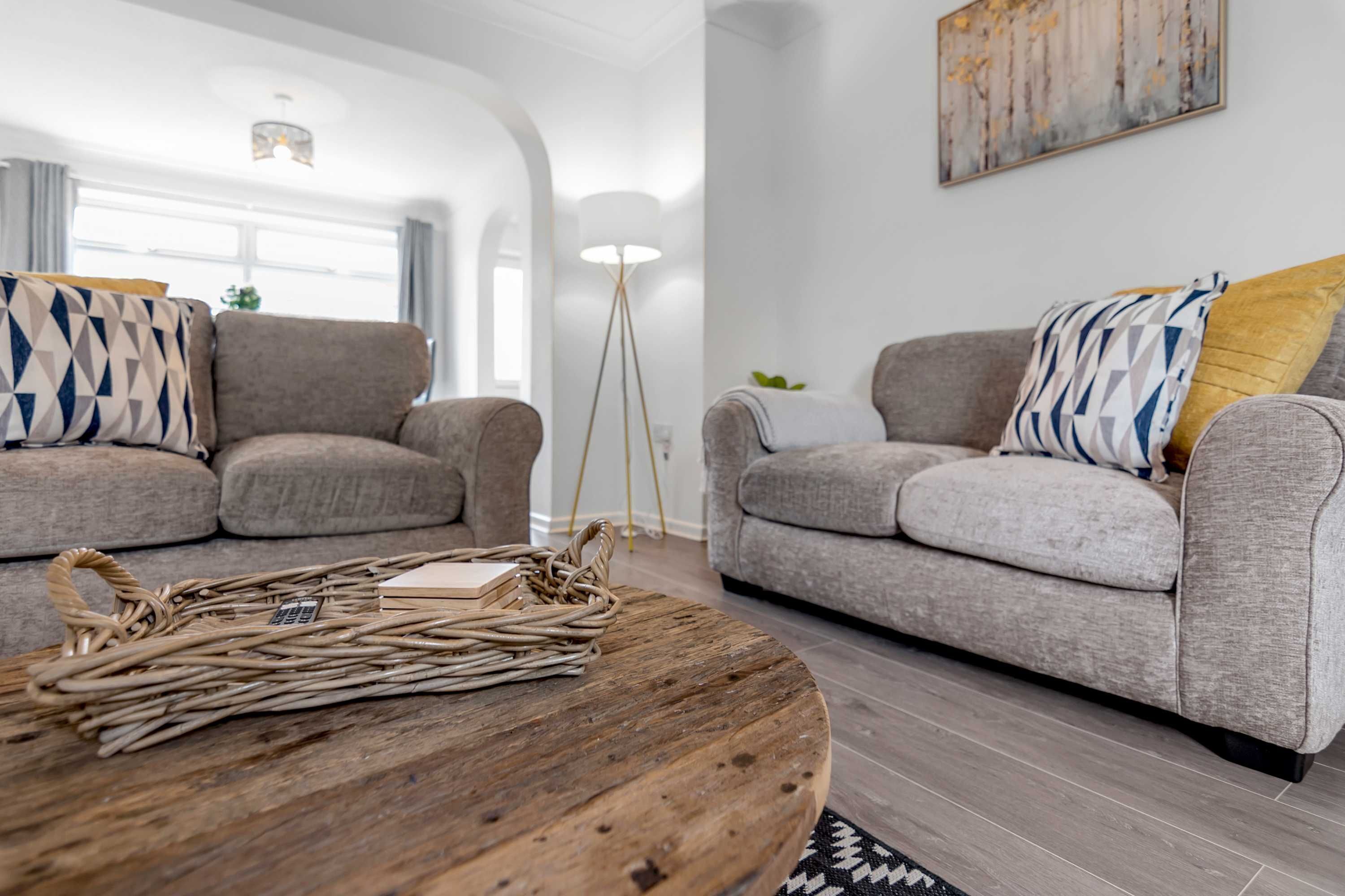 3 bedrooms, desk, Internet