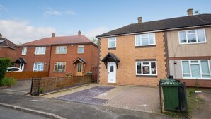 A residential street with two houses, one with a red-tiled roof and the other with a brown facade. - Host Stay Carlisle Road House (Worcester)