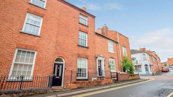 House | 5 bedrooms, Internet