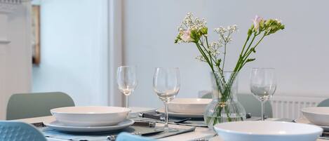 Apartemen | 3 kamar tidur, meja kerja, dan internet