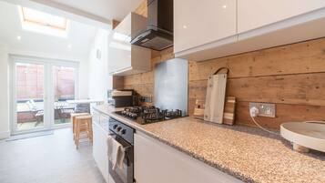 Apartment | 3 bedrooms, desk, Internet