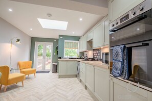 House | 2 bedrooms, Internet - Host Stay Lower Chestnut House (Worcester)