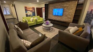 Departamento familiar, balcón, vista a la ciudad | Área de sala de estar