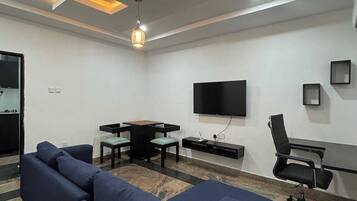 Departamento familiar, balcón, vista a la ciudad | Área de sala de estar