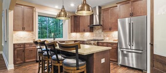 Charming 7 BR home | Sleeps 17 Guests | 2 Fireplaces |New hot tub