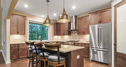 Charming 7 BR home | Sleeps 17 Guests | 2 Fireplaces |New hot tub