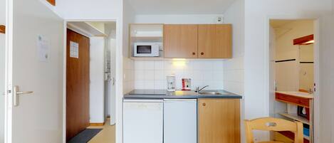 Appartement | Privékeuken | Een waterkoker, een broodrooster, kookgerei, borden en bestek