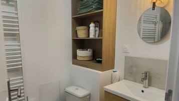 Hiustenkuivaaja, pyyhkeet, saippua, sampoo