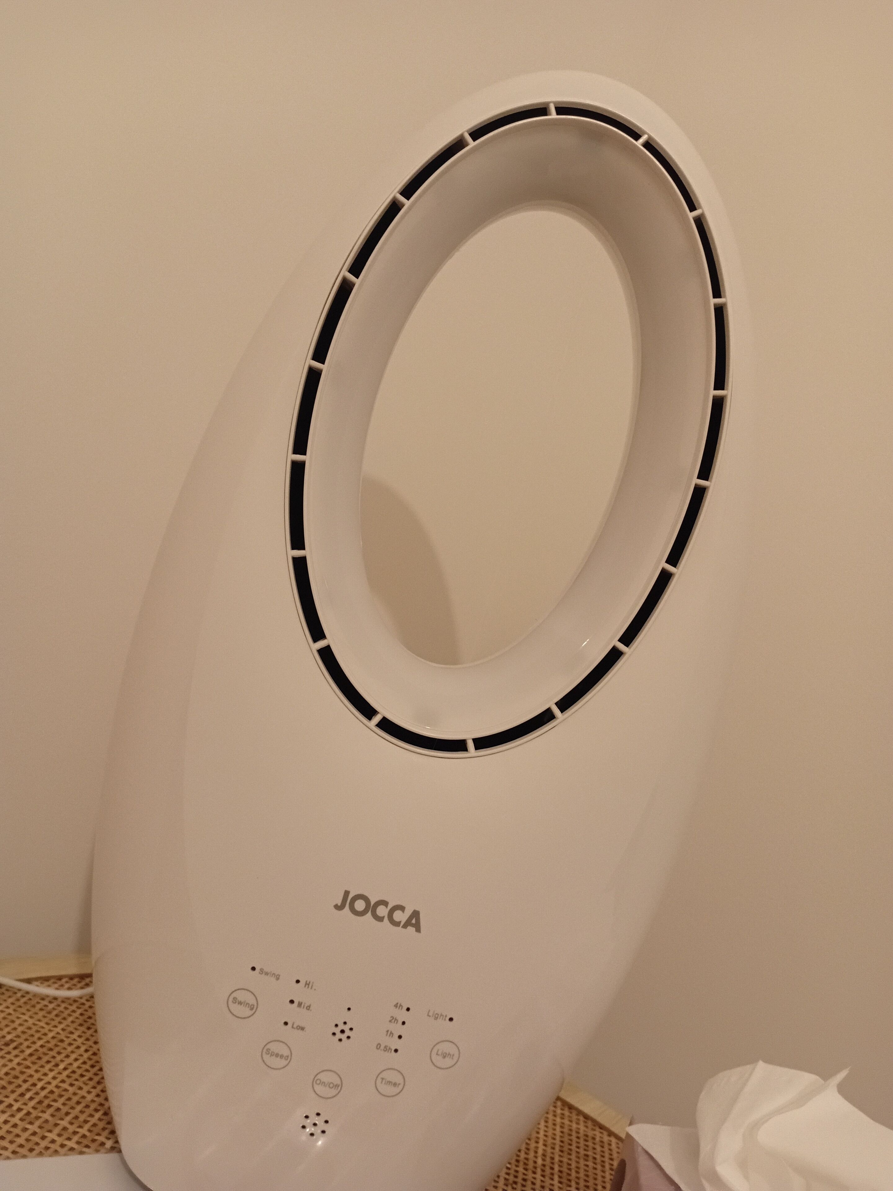 Ein weißer JOCCA Luftreiniger mit rundem Design, Bedienfeld und Netzkabel.