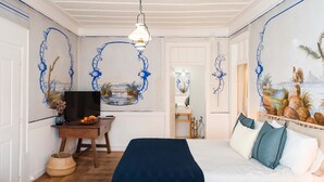 Une chambre à coucher avec un lit, un bureau et une peinture murale.