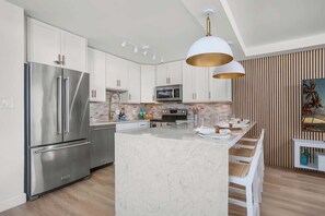 Fridge, microwave, oven, stovetop - NEW Ali'i Kai Pool/Hot Tub Split AC Steps to Beach (Kihei)